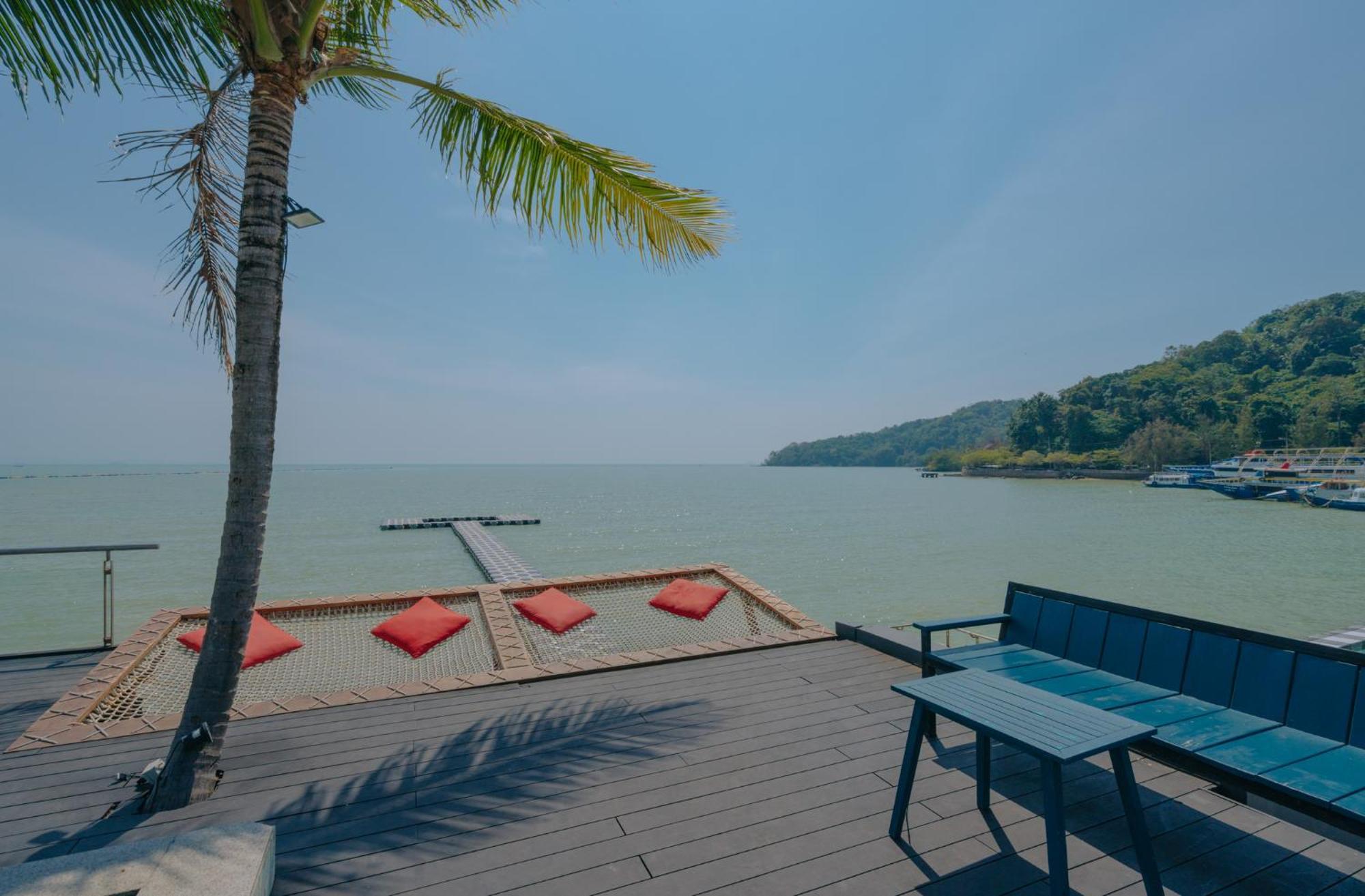 Tide Beachfront 5*