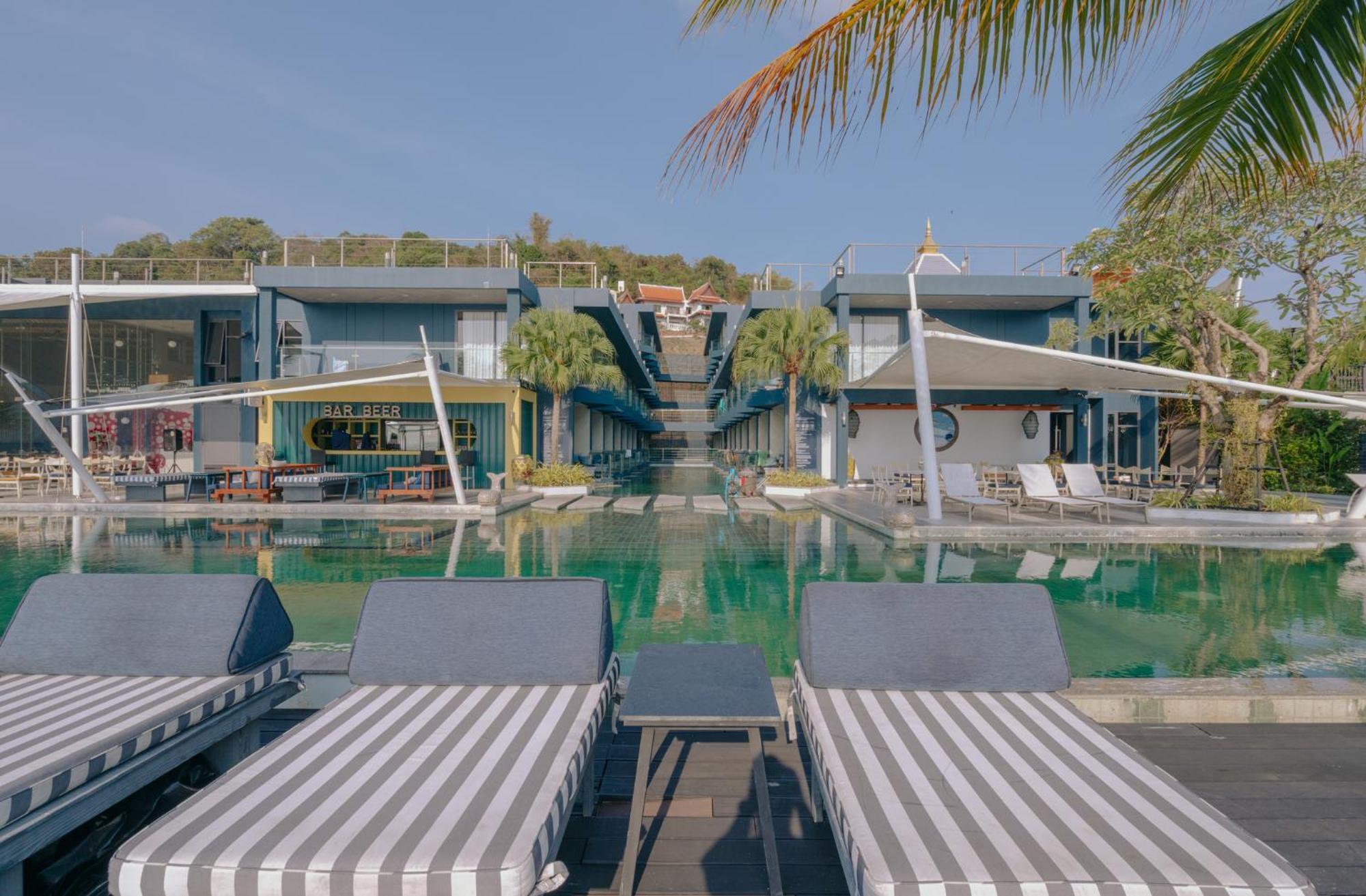 Отель Tide Beachfront
