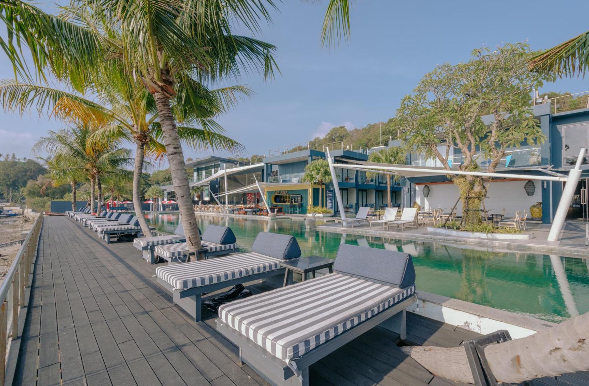 Отель Tide Beachfront
