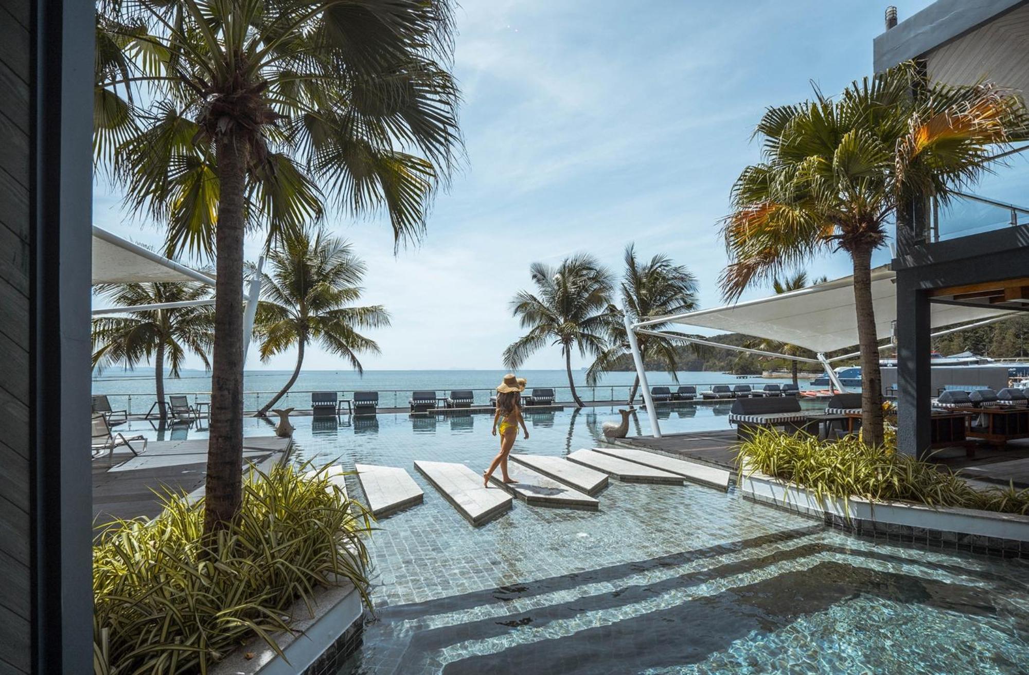 Tide Beachfront 5*