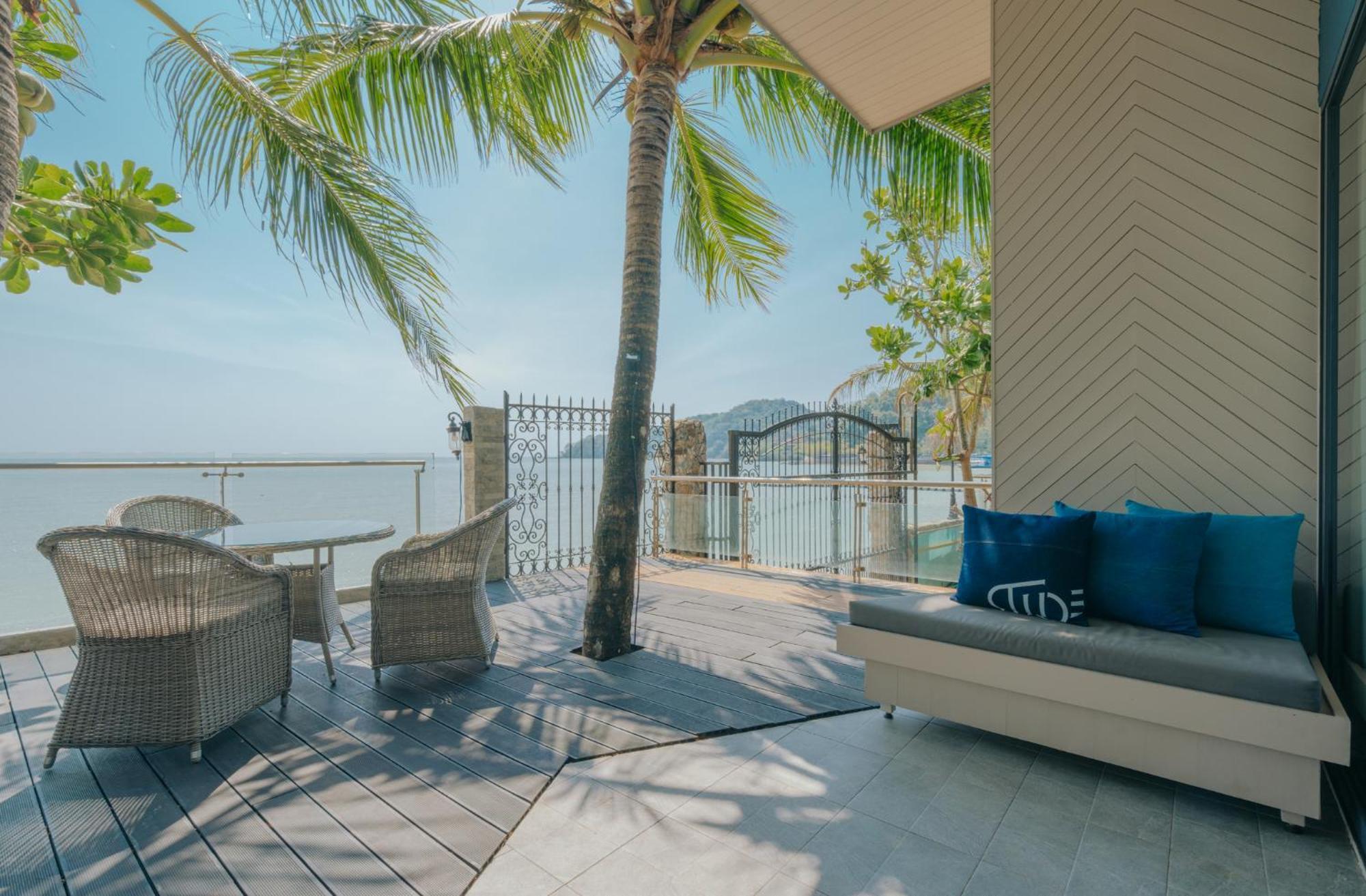 Tide Beachfront Отель 5*