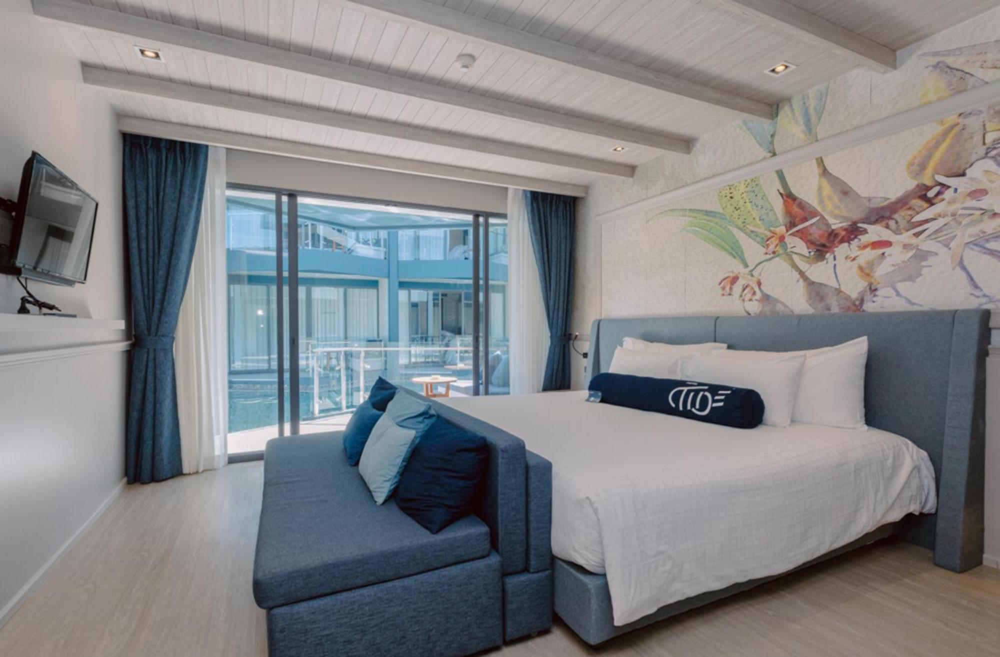 Tide Beachfront 5*