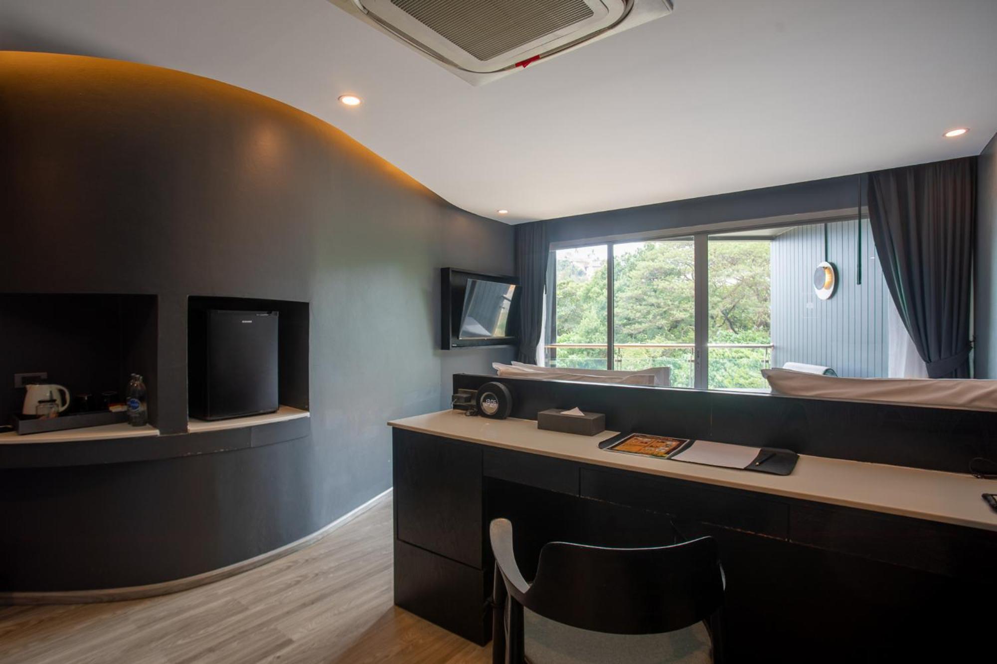 Tide Beachfront 5*