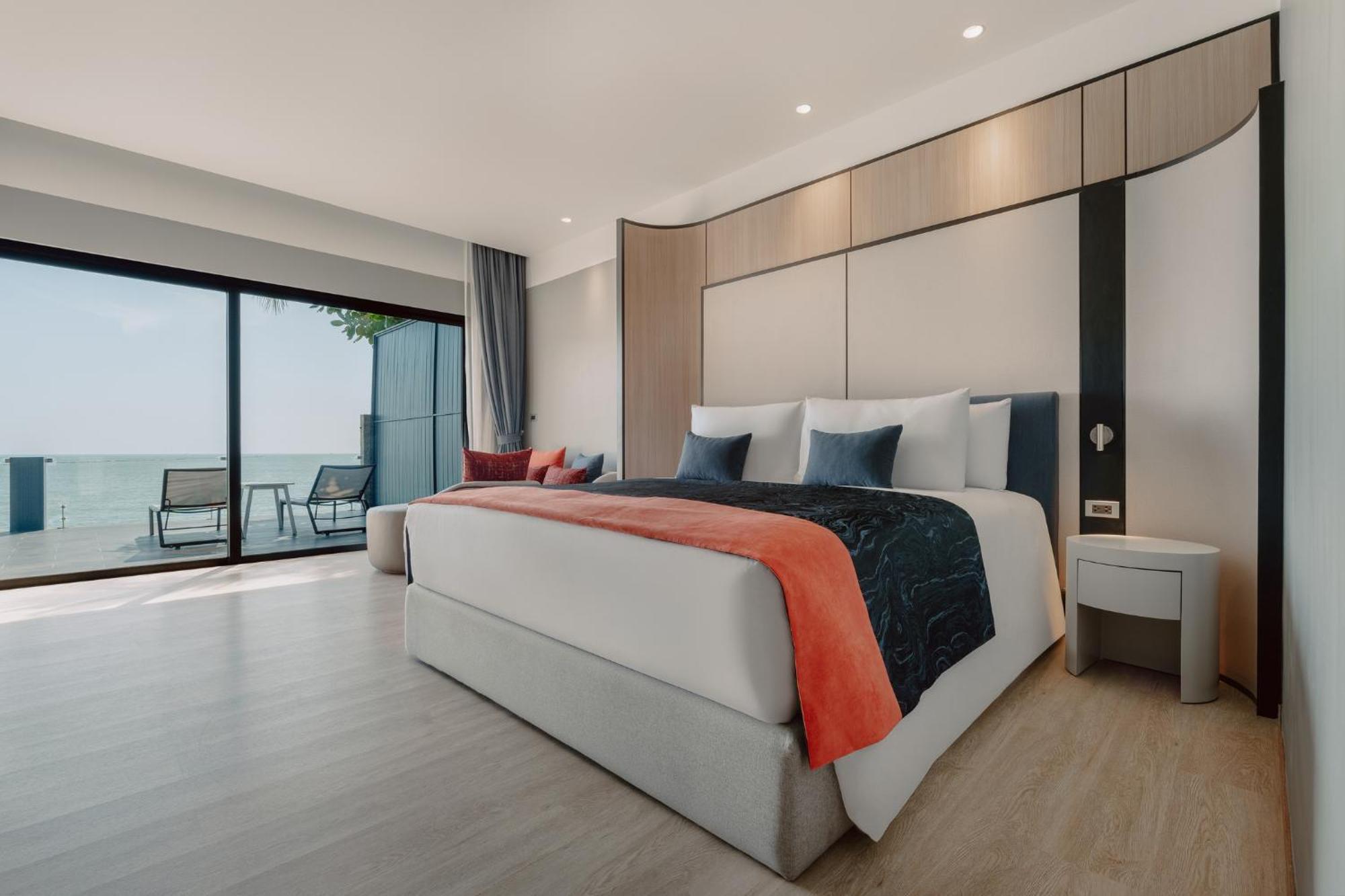 Tide Beachfront 5*