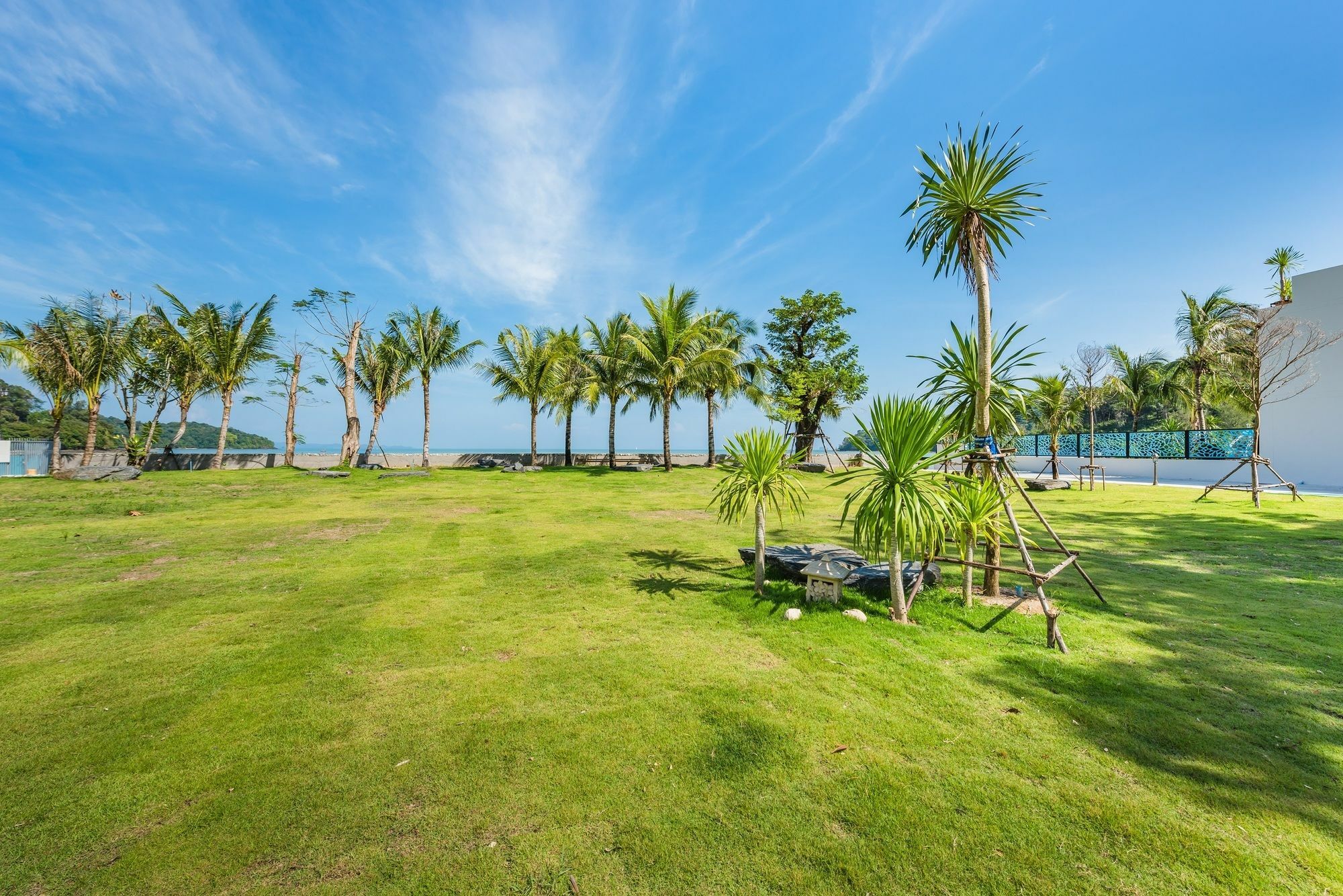 Tide Beachfront Hotel 5*