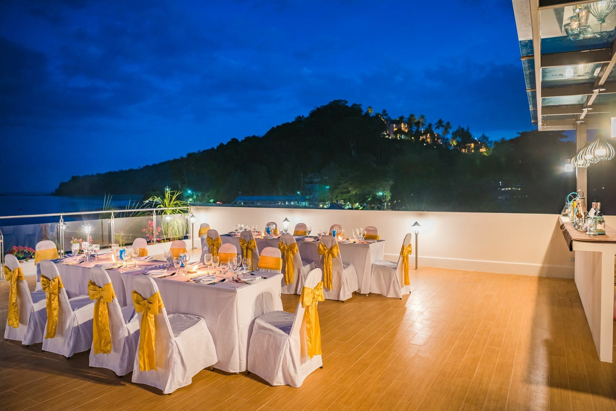 Отель Tide Beachfront 5*